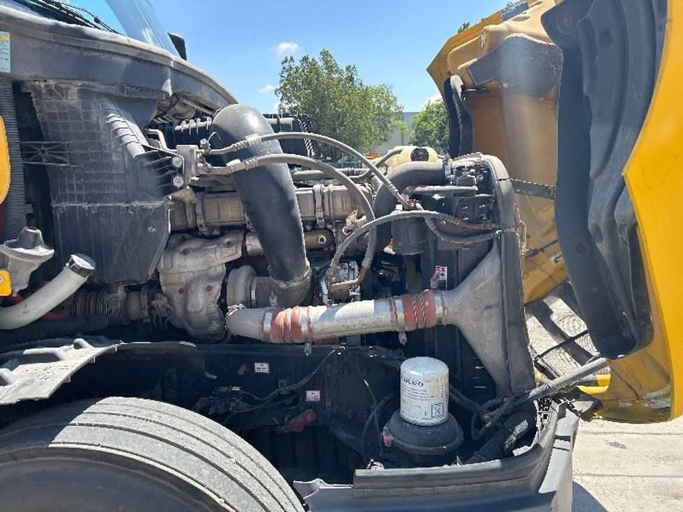 Sleeper Tractor-Heavy Duty Tractors-Freightliner-2020-T12664ST-Fontana-CA-866,072\n\t\tmiles-$ 33,000 - Image 20