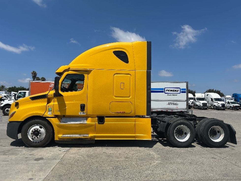 Sleeper Tractor-Heavy Duty Tractors-Freightliner-2020-T12664ST-Fontana-CA-866,072\n\t\tmiles-$ 33,000 - Image 4