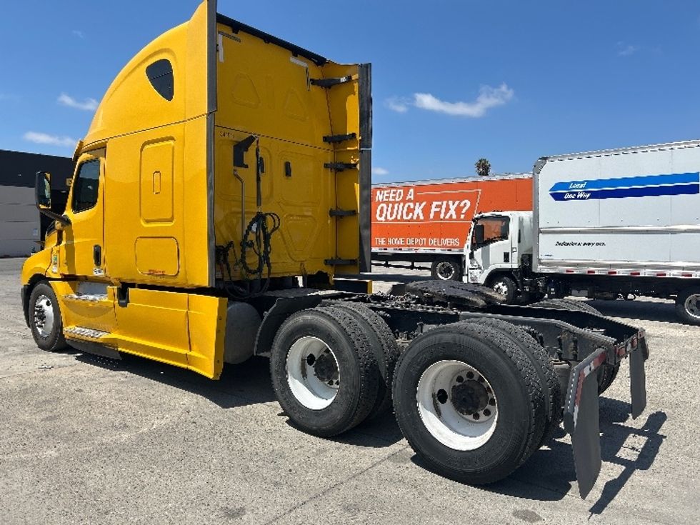 Sleeper Tractor-Heavy Duty Tractors-Freightliner-2020-T12664ST-Fontana-CA-866,072\n\t\tmiles-$ 33,000 - Image 5
