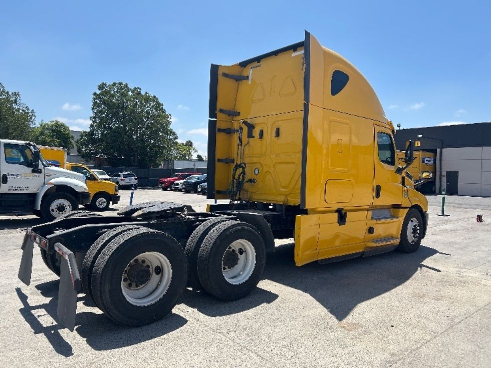 Sleeper Tractor-Heavy Duty Tractors-Freightliner-2020-T12664ST-Fontana-CA-866,072\n\t\tmiles-$ 33,000 - Image 7