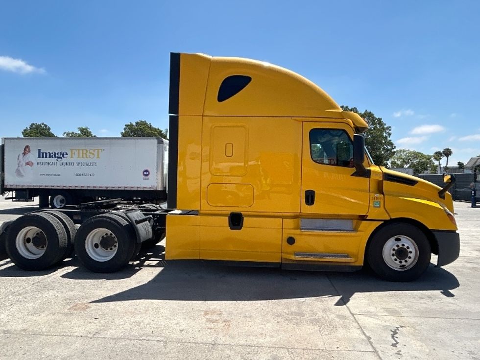 Sleeper Tractor-Heavy Duty Tractors-Freightliner-2020-T12664ST-Fontana-CA-866,072\n\t\tmiles-$ 33,000 - Image 8