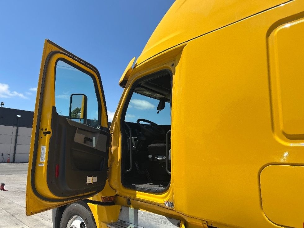 Sleeper Tractor-Heavy Duty Tractors-Freightliner-2020-T12664ST-Fontana-CA-866,072\n\t\tmiles-$ 33,000 - Image 9