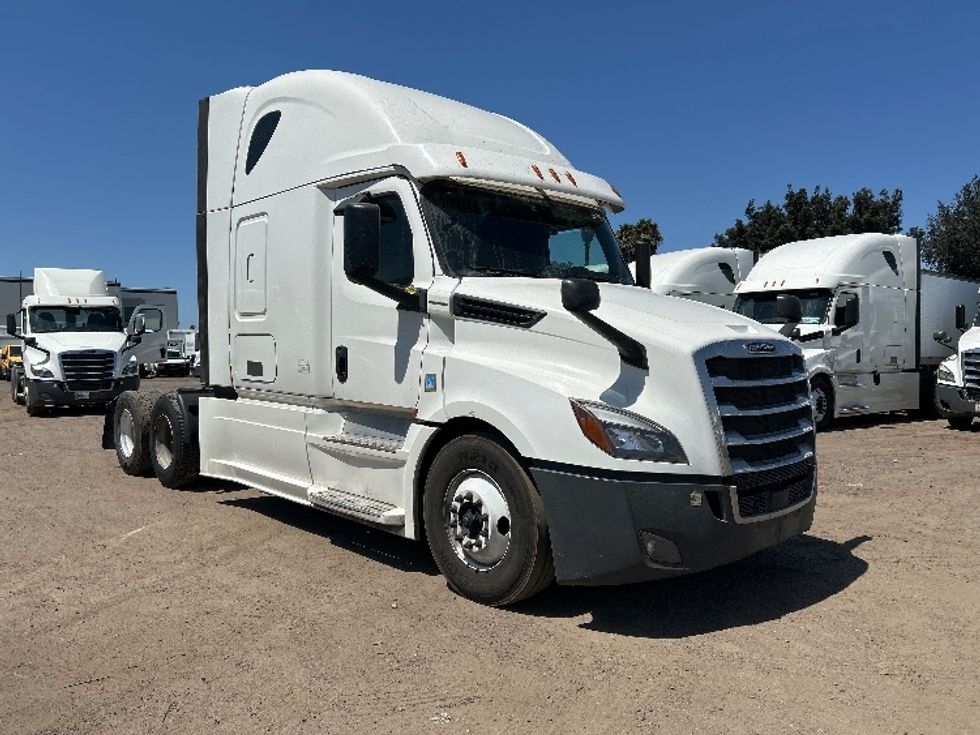 Sleeper Tractor-Heavy Duty Tractors-Freightliner-2020-T12664ST-Fontana-CA-874,305\n\t\tmiles-$ 37,750 - Image 1