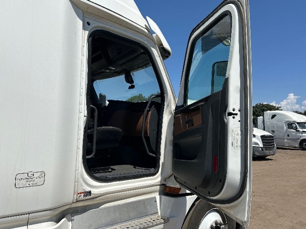 Sleeper Tractor-Heavy Duty Tractors-Freightliner-2020-T12664ST-Fontana-CA-874,305\n\t\tmiles-$ 37,750 - Image 10