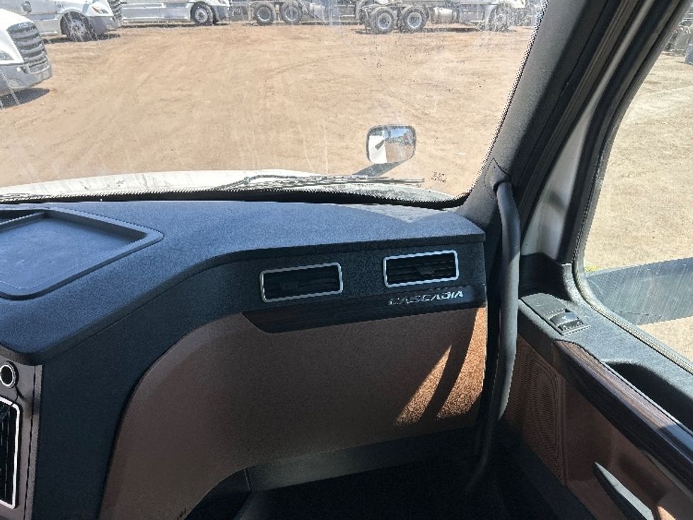 Sleeper Tractor-Heavy Duty Tractors-Freightliner-2020-T12664ST-Fontana-CA-874,305\n\t\tmiles-$ 37,750 - Image 11