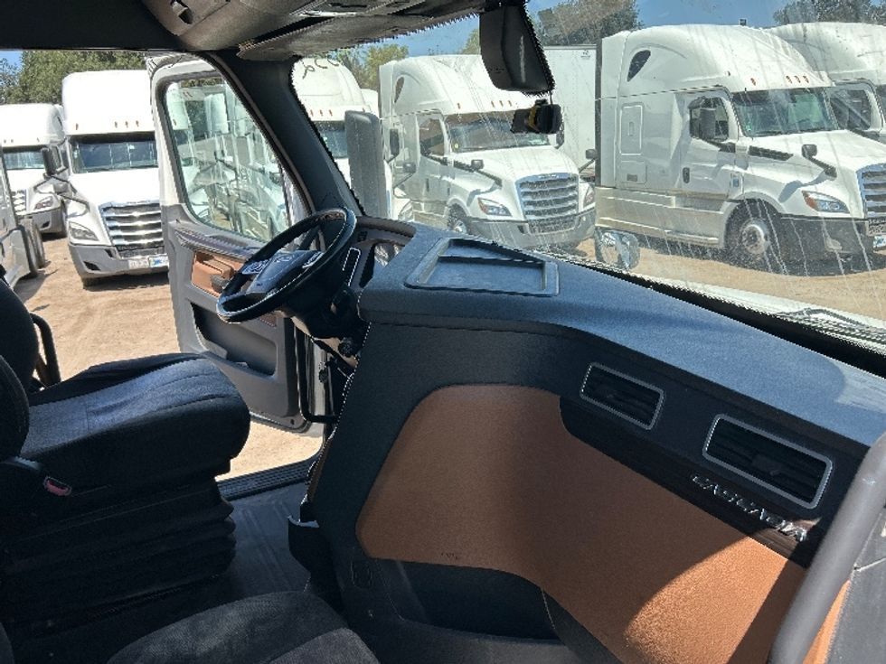 Sleeper Tractor-Heavy Duty Tractors-Freightliner-2020-T12664ST-Fontana-CA-874,305\n\t\tmiles-$ 37,750 - Image 12