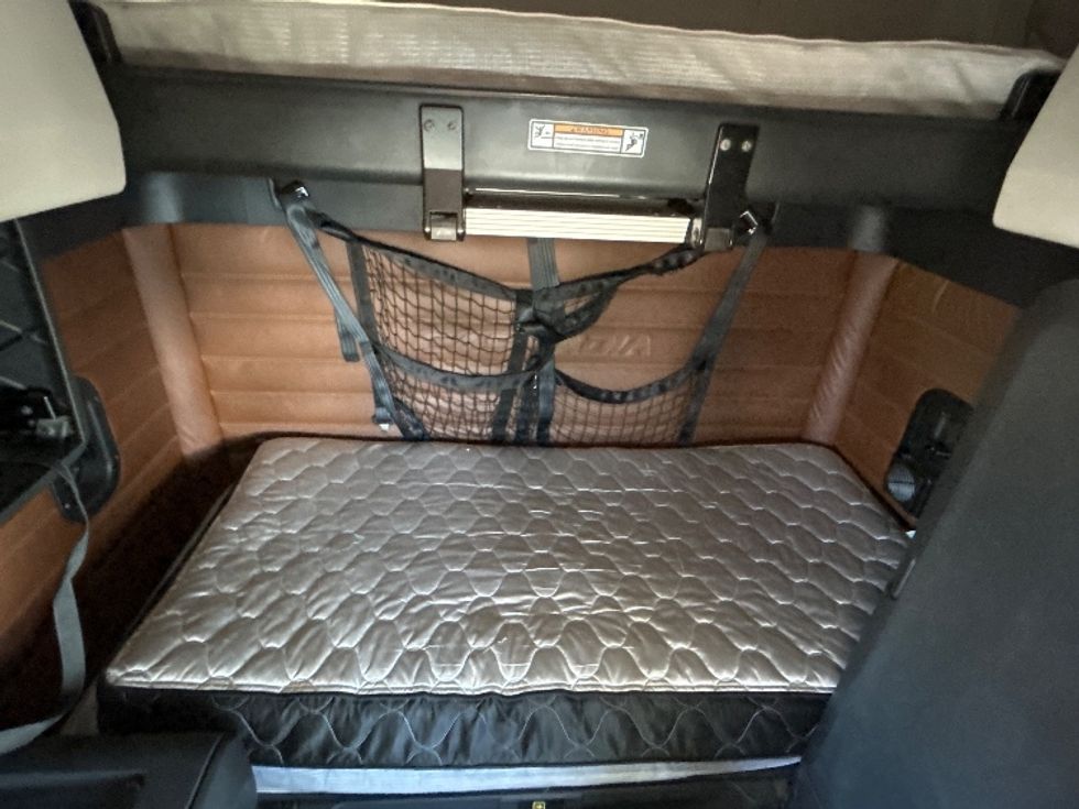 Sleeper Tractor-Heavy Duty Tractors-Freightliner-2020-T12664ST-Fontana-CA-874,305\n\t\tmiles-$ 37,750 - Image 14