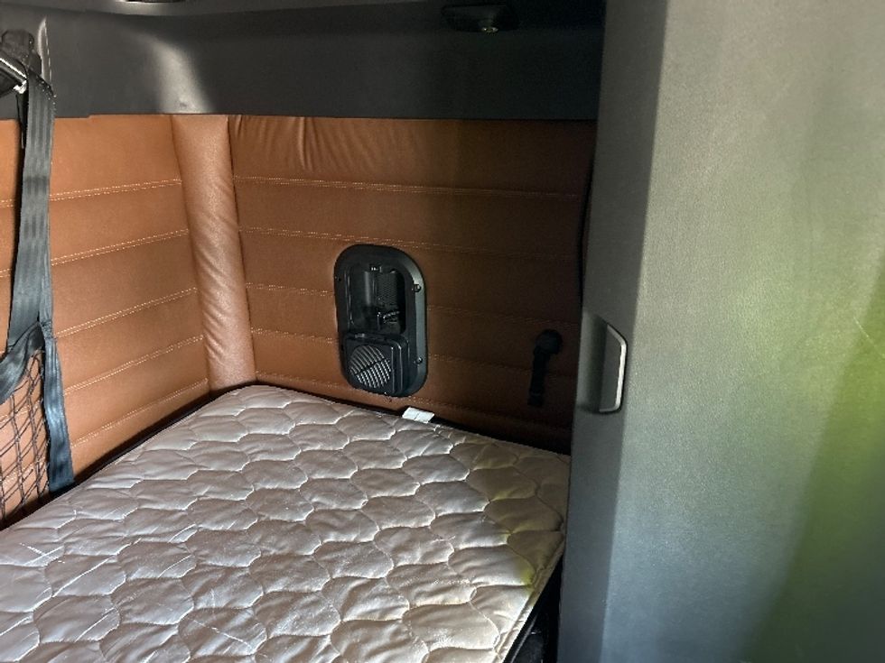 Sleeper Tractor-Heavy Duty Tractors-Freightliner-2020-T12664ST-Fontana-CA-874,305\n\t\tmiles-$ 37,750 - Image 15