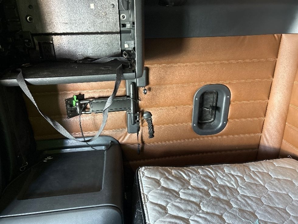 Sleeper Tractor-Heavy Duty Tractors-Freightliner-2020-T12664ST-Fontana-CA-874,305\n\t\tmiles-$ 37,750 - Image 16