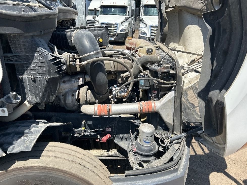 Sleeper Tractor-Heavy Duty Tractors-Freightliner-2020-T12664ST-Fontana-CA-874,305\n\t\tmiles-$ 37,750 - Image 17