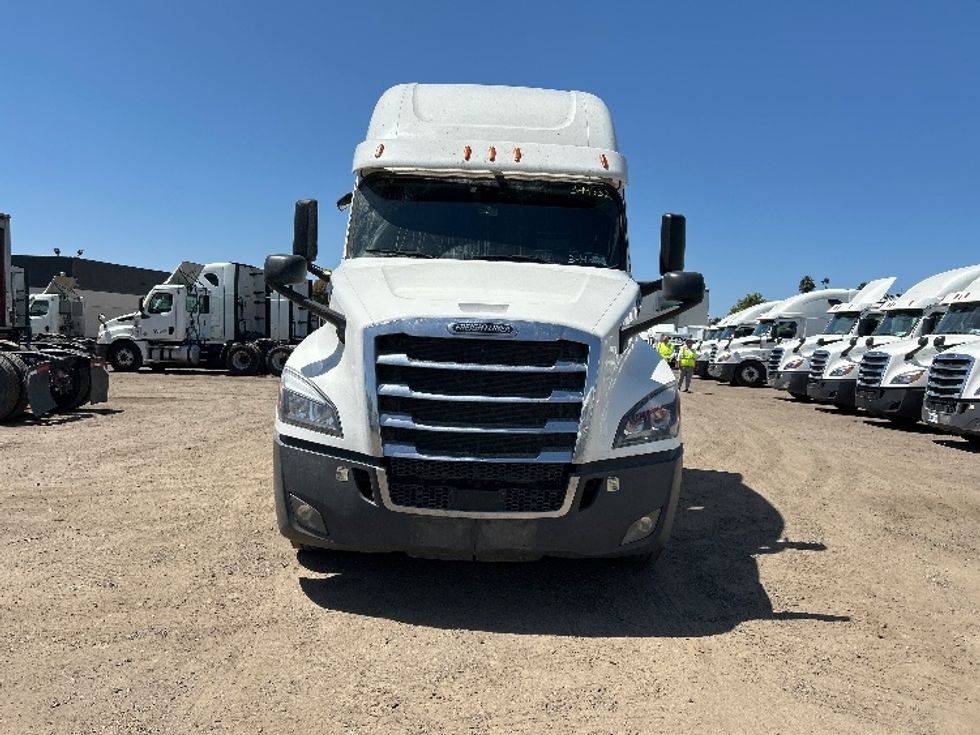2020 Freightliner Cascadia 126" Sleeper Cab photo 2