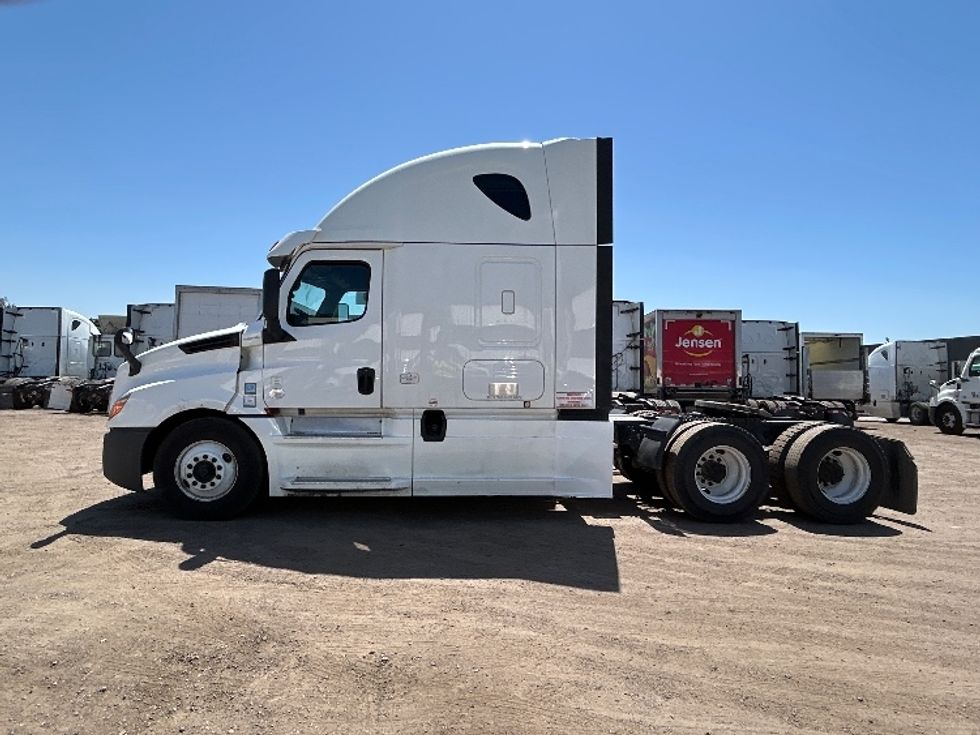 2020 Freightliner Cascadia 126" Sleeper Cab photo 4