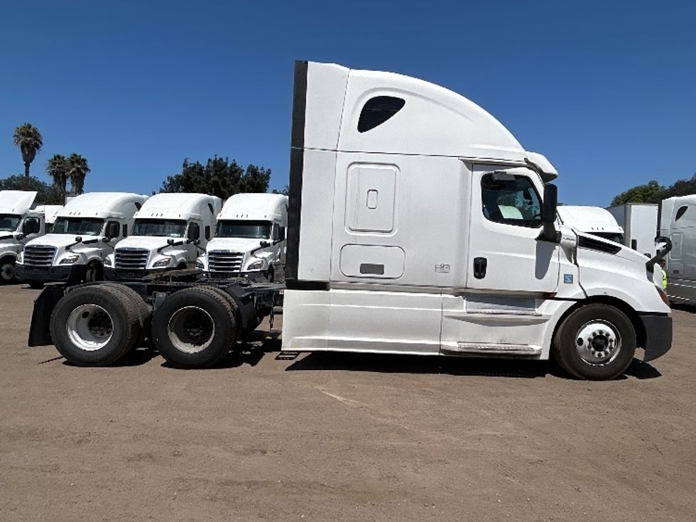 Sleeper Tractor-Heavy Duty Tractors-Freightliner-2020-T12664ST-Fontana-CA-874,305\n\t\tmiles-$ 37,750 - Image 8