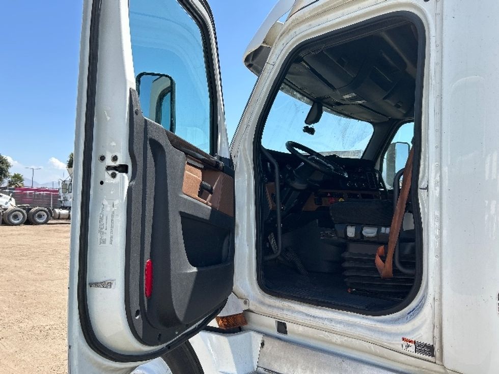 Sleeper Tractor-Heavy Duty Tractors-Freightliner-2020-T12664ST-Fontana-CA-874,305\n\t\tmiles-$ 37,750 - Image 9