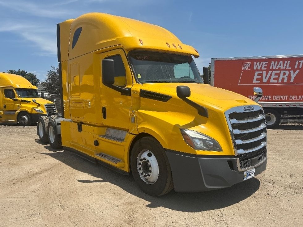 Sleeper Tractor-Heavy Duty Tractors-Freightliner-2020-T12664ST-Fontana-CA-879,962\n\t\tmiles-$ 31,750 - Image 1