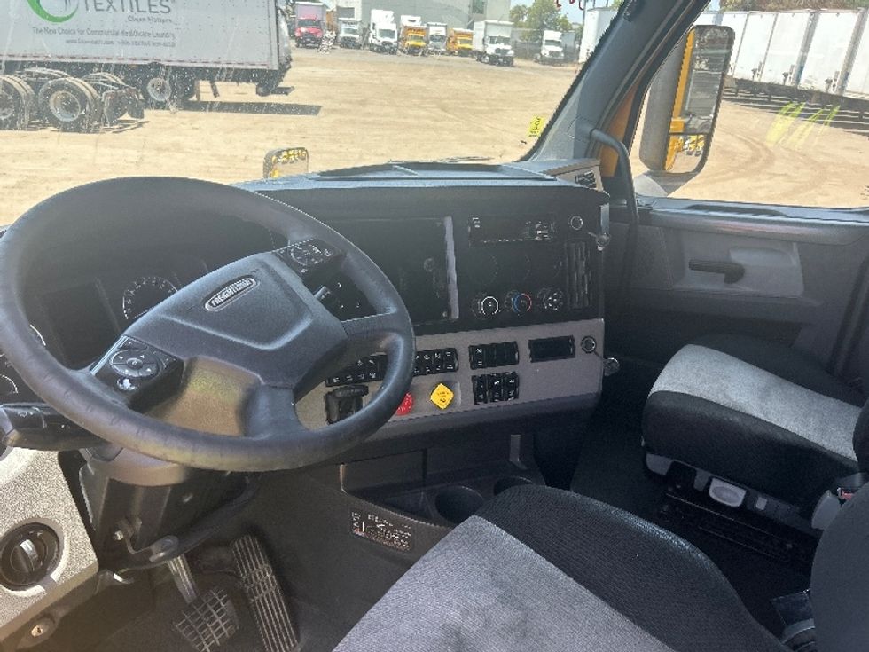 Sleeper Tractor-Heavy Duty Tractors-Freightliner-2020-T12664ST-Fontana-CA-879,962\n\t\tmiles-$ 31,750 - Image 10
