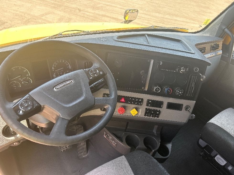 Sleeper Tractor-Heavy Duty Tractors-Freightliner-2020-T12664ST-Fontana-CA-879,962\n\t\tmiles-$ 31,750 - Image 11
