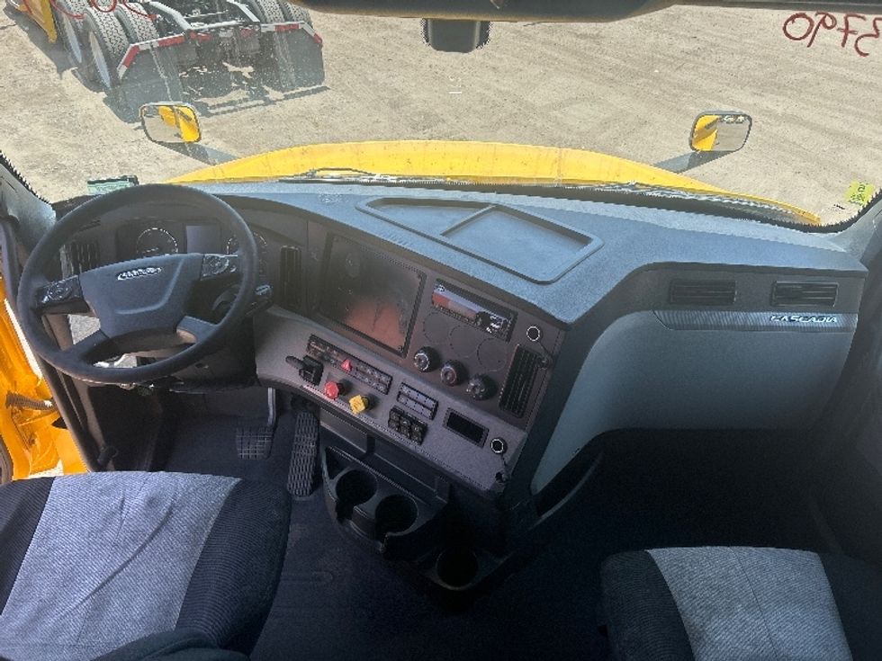Sleeper Tractor-Heavy Duty Tractors-Freightliner-2020-T12664ST-Fontana-CA-879,962\n\t\tmiles-$ 31,750 - Image 12