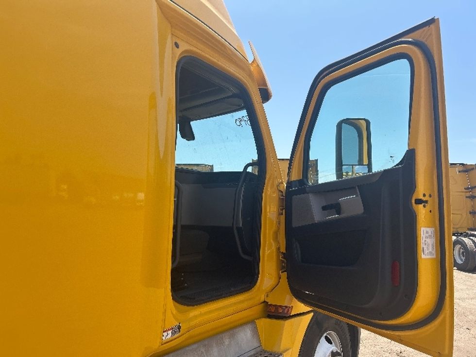 Sleeper Tractor-Heavy Duty Tractors-Freightliner-2020-T12664ST-Fontana-CA-879,962\n\t\tmiles-$ 31,750 - Image 13