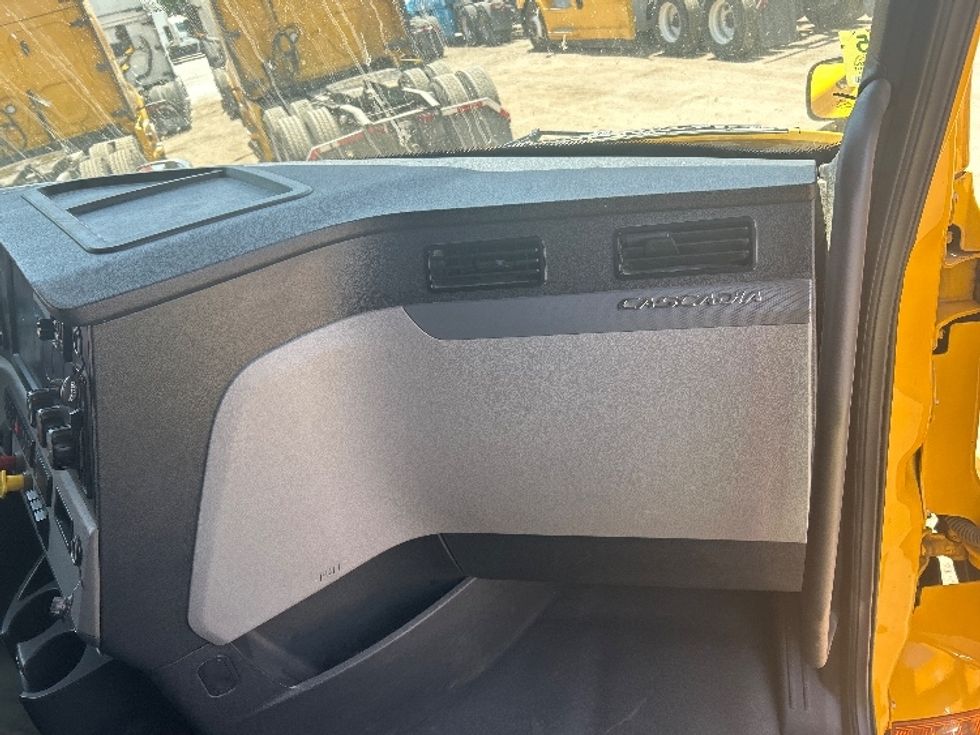 Sleeper Tractor-Heavy Duty Tractors-Freightliner-2020-T12664ST-Fontana-CA-879,962\n\t\tmiles-$ 31,750 - Image 14