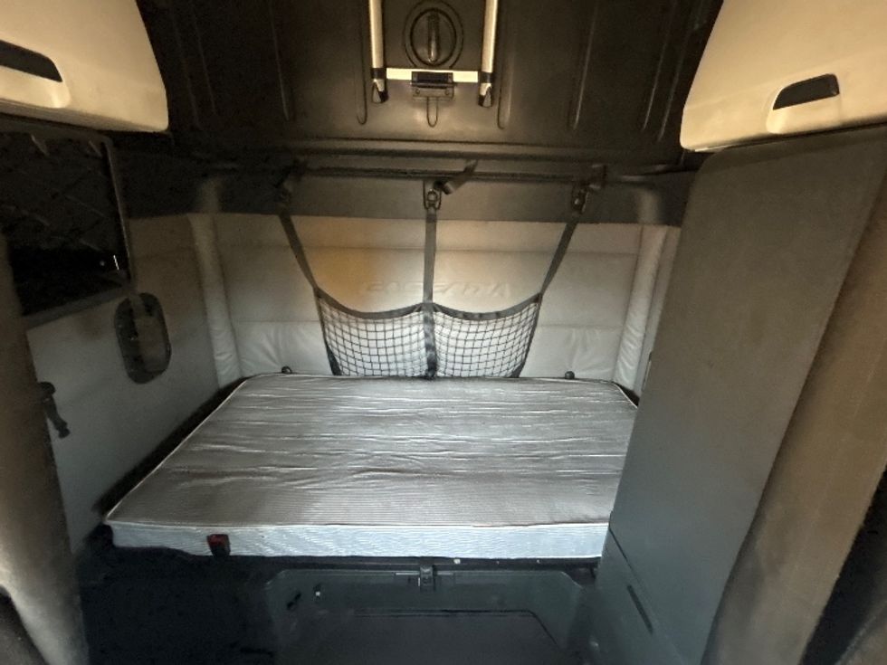 Sleeper Tractor-Heavy Duty Tractors-Freightliner-2020-T12664ST-Fontana-CA-879,962\n\t\tmiles-$ 31,750 - Image 16