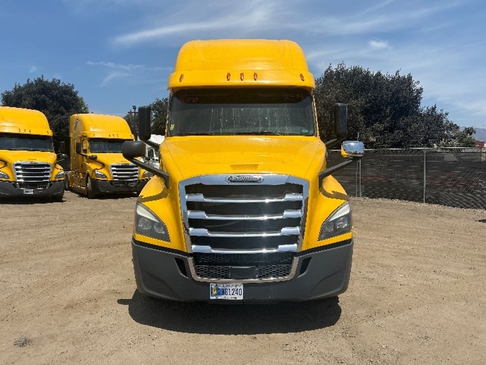 Sleeper Tractor-Heavy Duty Tractors-Freightliner-2020-T12664ST-Fontana-CA-879,962\n\t\tmiles-$ 31,750 - Image 2