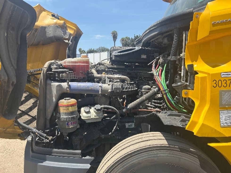 Sleeper Tractor-Heavy Duty Tractors-Freightliner-2020-T12664ST-Fontana-CA-879,962\n\t\tmiles-$ 31,750 - Image 21