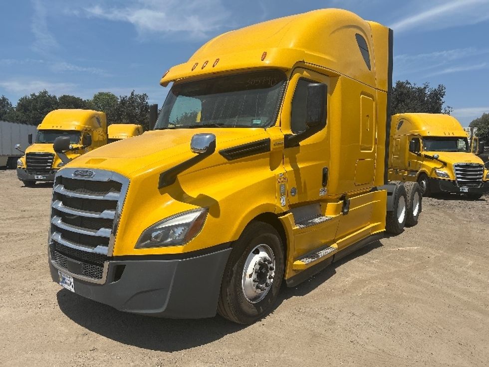 Sleeper Tractor-Heavy Duty Tractors-Freightliner-2020-T12664ST-Fontana-CA-879,962\n\t\tmiles-$ 31,750 - Image 3