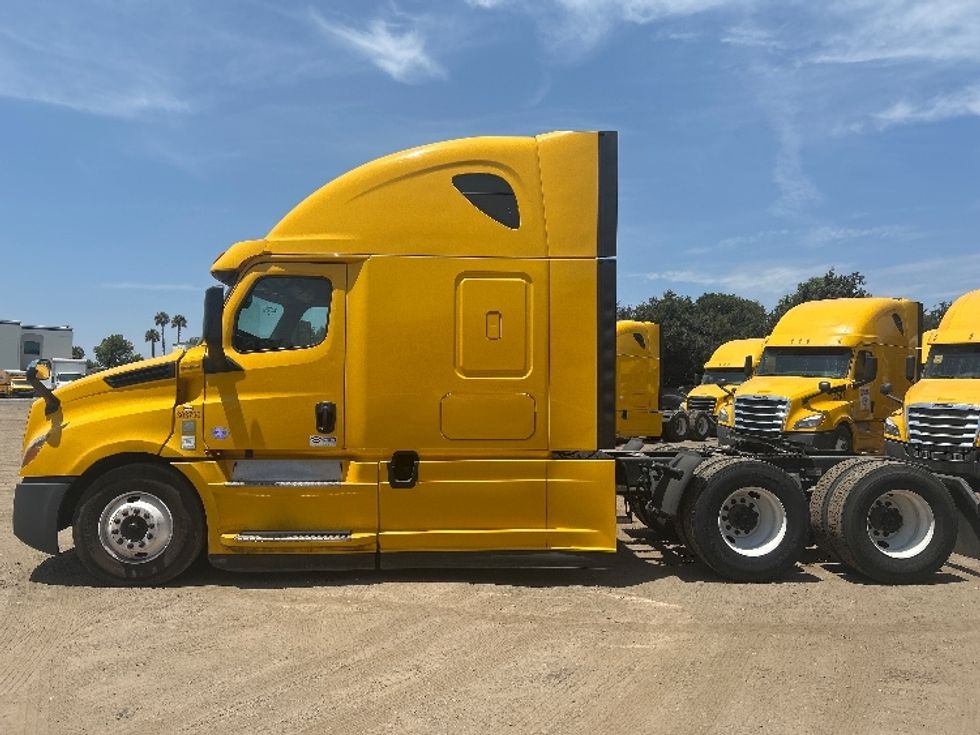Sleeper Tractor-Heavy Duty Tractors-Freightliner-2020-T12664ST-Fontana-CA-879,962\n\t\tmiles-$ 31,750 - Image 4