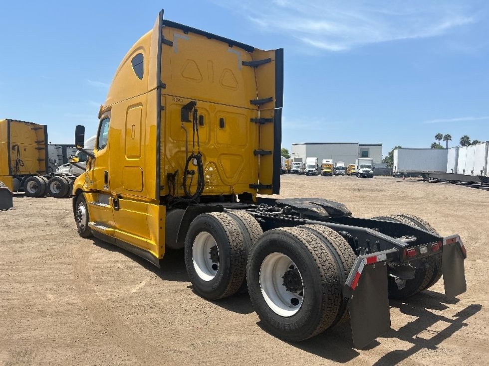Sleeper Tractor-Heavy Duty Tractors-Freightliner-2020-T12664ST-Fontana-CA-879,962\n\t\tmiles-$ 31,750 - Image 5