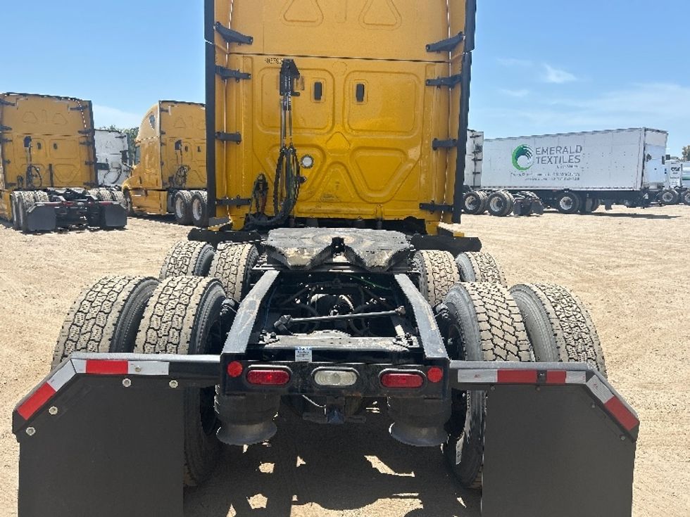 Sleeper Tractor-Heavy Duty Tractors-Freightliner-2020-T12664ST-Fontana-CA-879,962\n\t\tmiles-$ 31,750 - Image 6