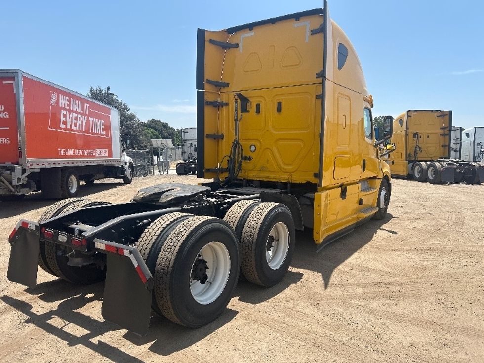 Sleeper Tractor-Heavy Duty Tractors-Freightliner-2020-T12664ST-Fontana-CA-879,962\n\t\tmiles-$ 31,750 - Image 7
