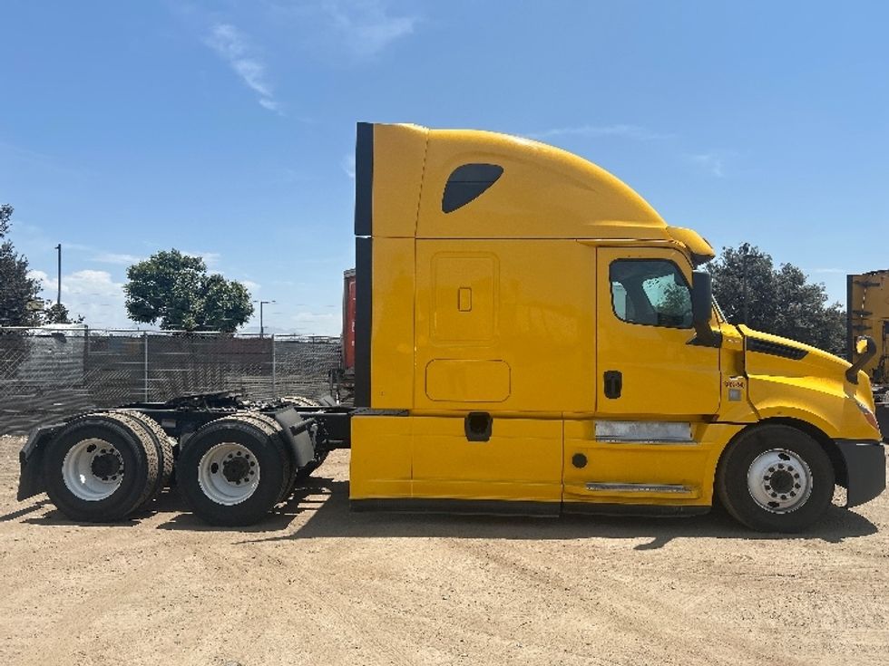 Sleeper Tractor-Heavy Duty Tractors-Freightliner-2020-T12664ST-Fontana-CA-879,962\n\t\tmiles-$ 31,750 - Image 8