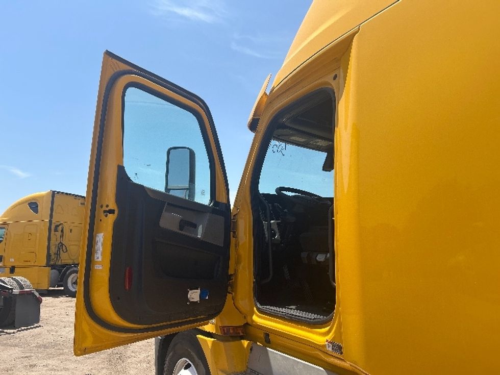Sleeper Tractor-Heavy Duty Tractors-Freightliner-2020-T12664ST-Fontana-CA-879,962\n\t\tmiles-$ 31,750 - Image 9