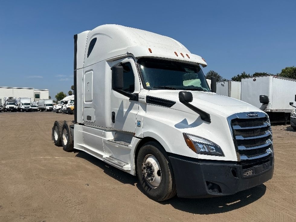 Sleeper Tractor-Heavy Duty Tractors-Freightliner-2020-T12664ST-Fontana-CA-896,126\n\t\tmiles-$ 35,750 - Image 1