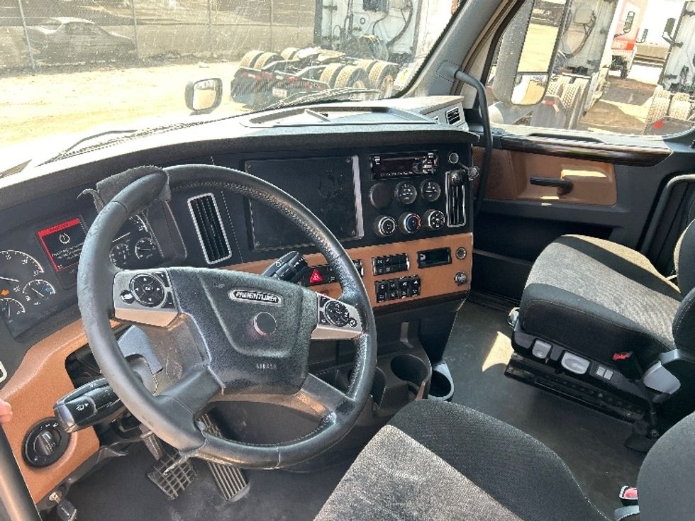 Sleeper Tractor-Heavy Duty Tractors-Freightliner-2020-T12664ST-Fontana-CA-896,126\n\t\tmiles-$ 35,750 - Image 10