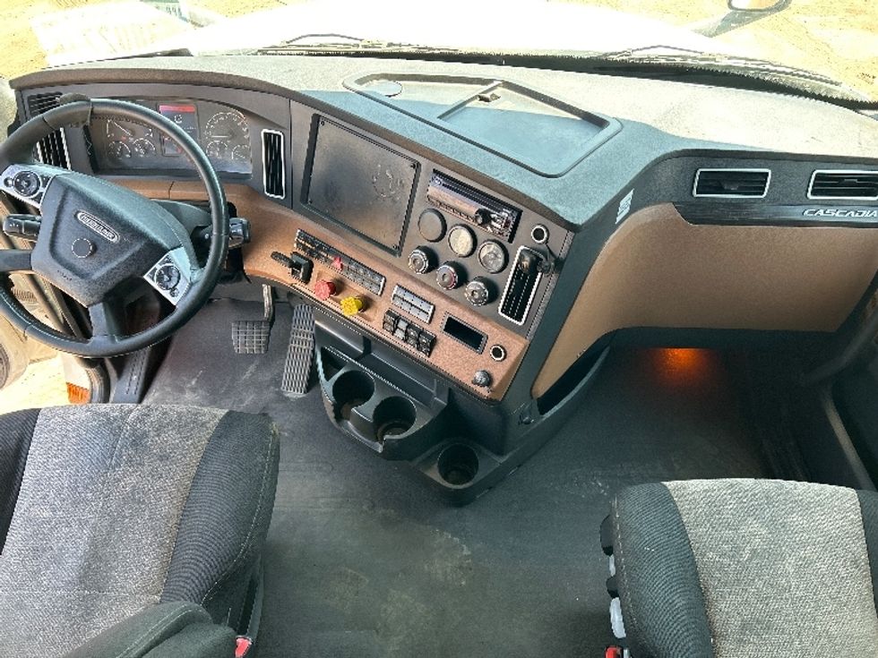 Sleeper Tractor-Heavy Duty Tractors-Freightliner-2020-T12664ST-Fontana-CA-896,126\n\t\tmiles-$ 35,750 - Image 12