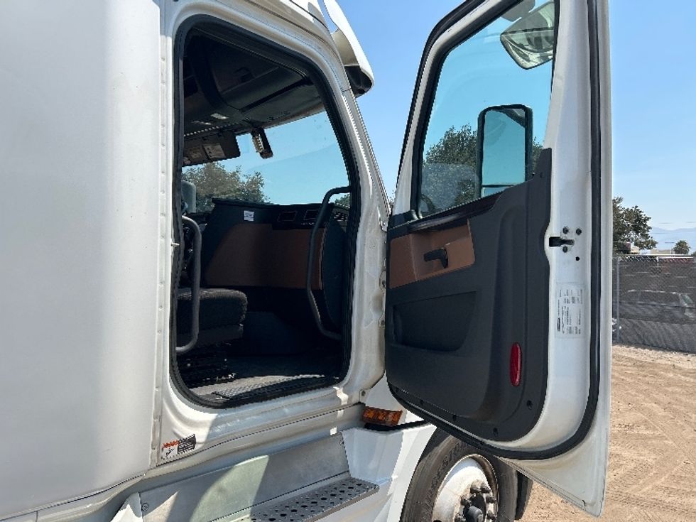 Sleeper Tractor-Heavy Duty Tractors-Freightliner-2020-T12664ST-Fontana-CA-896,126\n\t\tmiles-$ 35,750 - Image 13