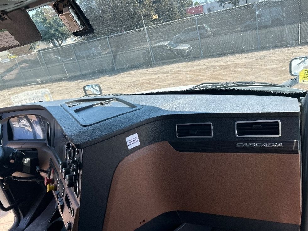 Sleeper Tractor-Heavy Duty Tractors-Freightliner-2020-T12664ST-Fontana-CA-896,126\n\t\tmiles-$ 35,750 - Image 14