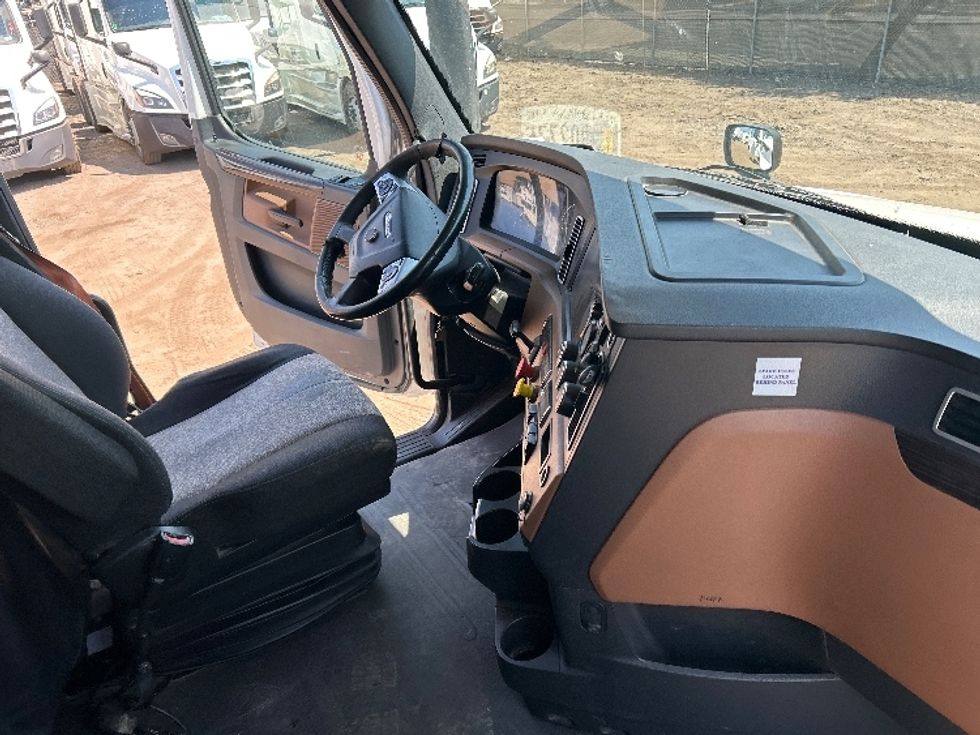 Sleeper Tractor-Heavy Duty Tractors-Freightliner-2020-T12664ST-Fontana-CA-896,126\n\t\tmiles-$ 35,750 - Image 15