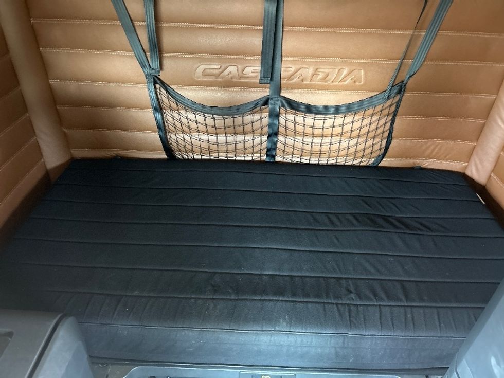 Sleeper Tractor-Heavy Duty Tractors-Freightliner-2020-T12664ST-Fontana-CA-896,126\n\t\tmiles-$ 35,750 - Image 16