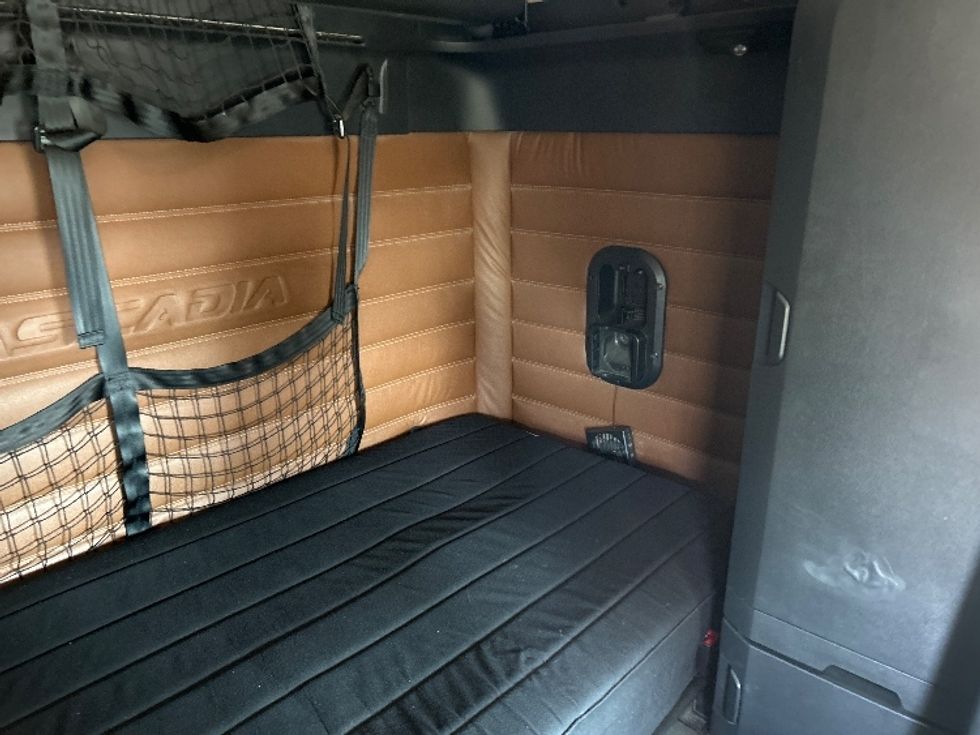 Sleeper Tractor-Heavy Duty Tractors-Freightliner-2020-T12664ST-Fontana-CA-896,126\n\t\tmiles-$ 35,750 - Image 18