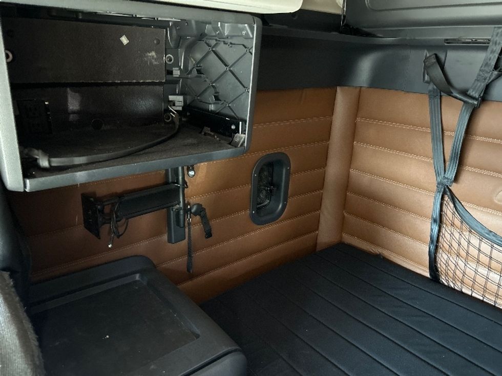 Sleeper Tractor-Heavy Duty Tractors-Freightliner-2020-T12664ST-Fontana-CA-896,126\n\t\tmiles-$ 35,750 - Image 19