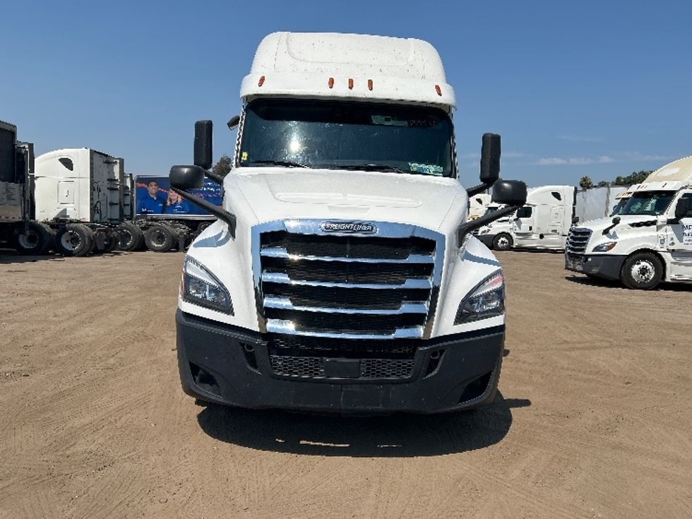 Sleeper Tractor-Heavy Duty Tractors-Freightliner-2020-T12664ST-Fontana-CA-896,126\n\t\tmiles-$ 35,750 - Image 2