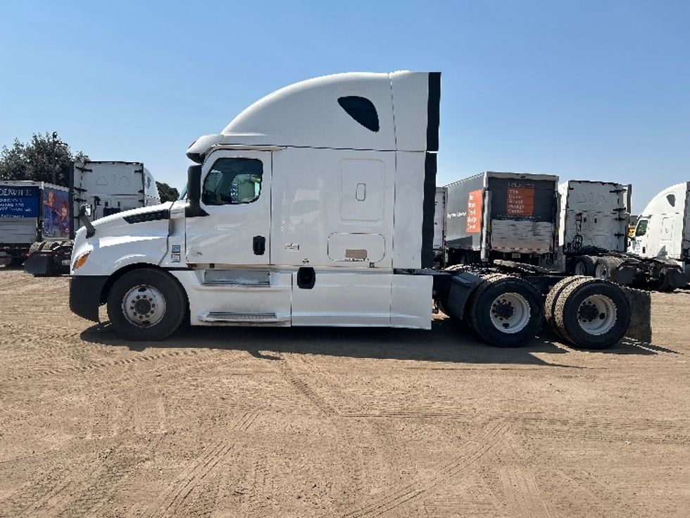 Sleeper Tractor-Heavy Duty Tractors-Freightliner-2020-T12664ST-Fontana-CA-896,126\n\t\tmiles-$ 35,750 - Image 4