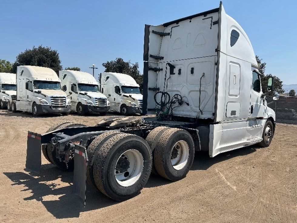 Sleeper Tractor-Heavy Duty Tractors-Freightliner-2020-T12664ST-Fontana-CA-896,126\n\t\tmiles-$ 35,750 - Image 7