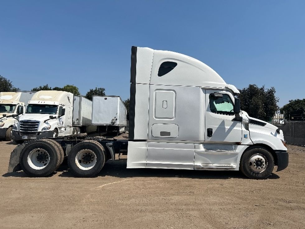 Sleeper Tractor-Heavy Duty Tractors-Freightliner-2020-T12664ST-Fontana-CA-896,126\n\t\tmiles-$ 35,750 - Image 8