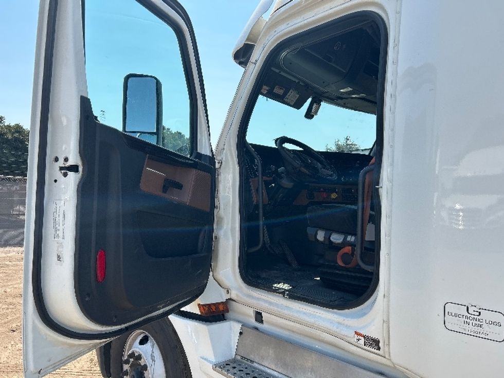 Sleeper Tractor-Heavy Duty Tractors-Freightliner-2020-T12664ST-Fontana-CA-896,126\n\t\tmiles-$ 35,750 - Image 9