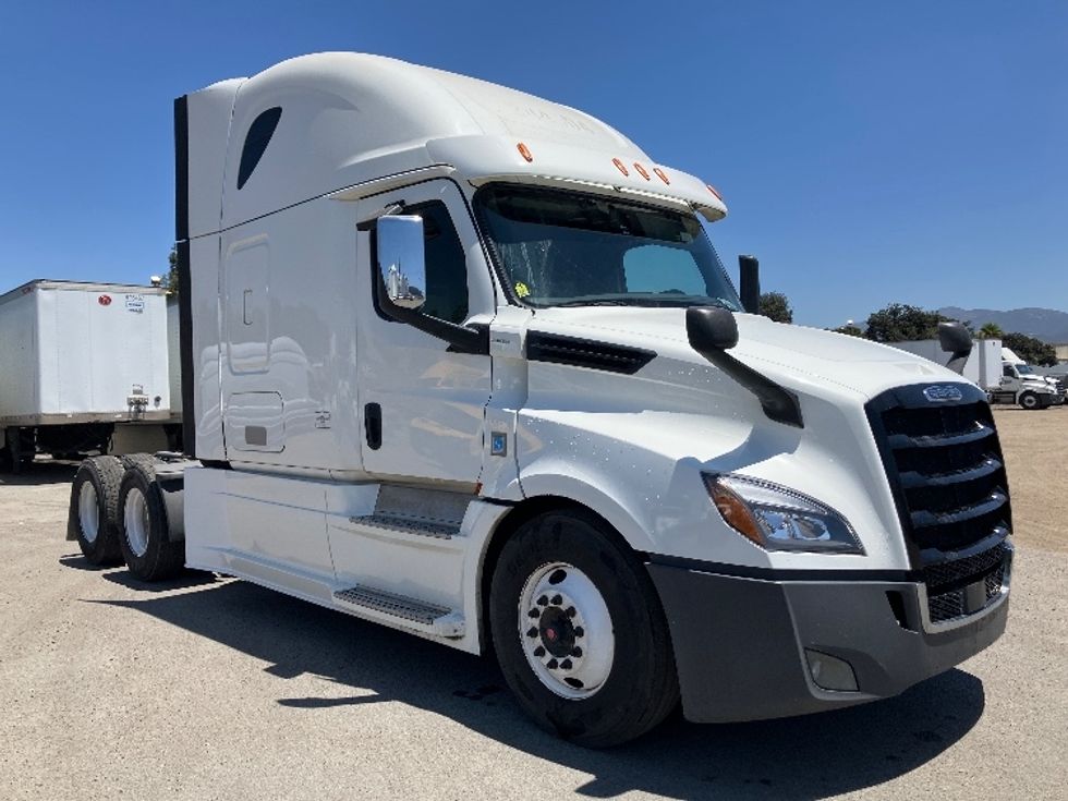 Sleeper Tractor-Heavy Duty Tractors-Freightliner-2020-T12664ST-Fontana-CA-940,000\n\t\tmiles-$ 31,000 - Image 1