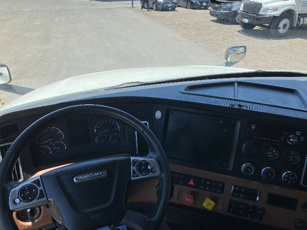 Sleeper Tractor-Heavy Duty Tractors-Freightliner-2020-T12664ST-Fontana-CA-940,000\n\t\tmiles-$ 31,000 - Image 11